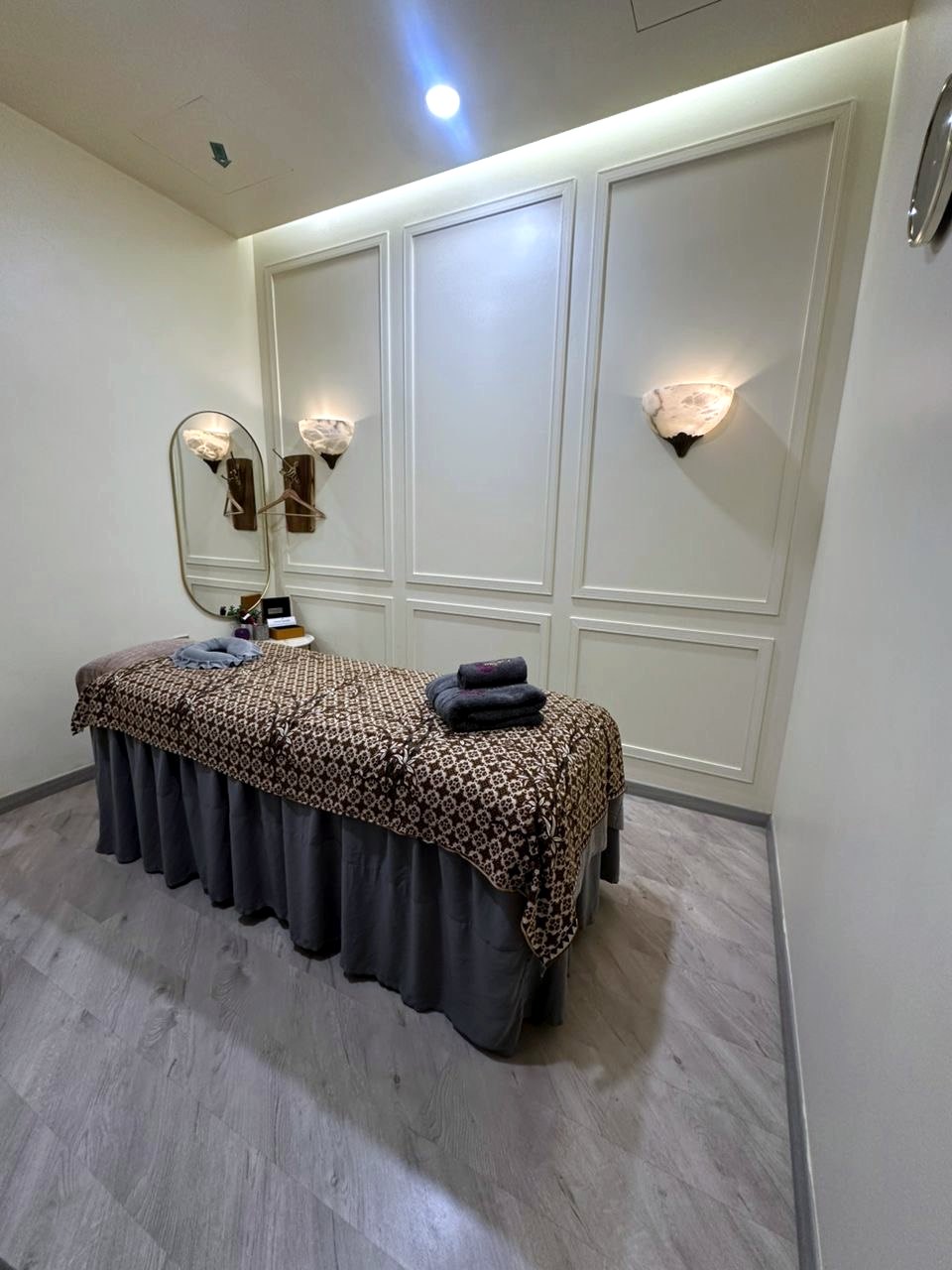 Treatment room with mirror